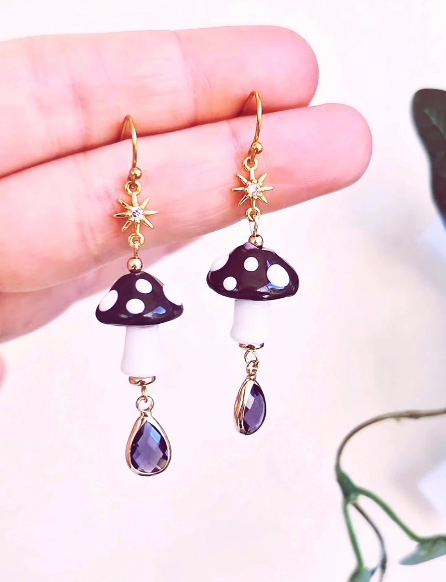 Mörkbruna flugsvampar med stjärnor och kristalldroppar