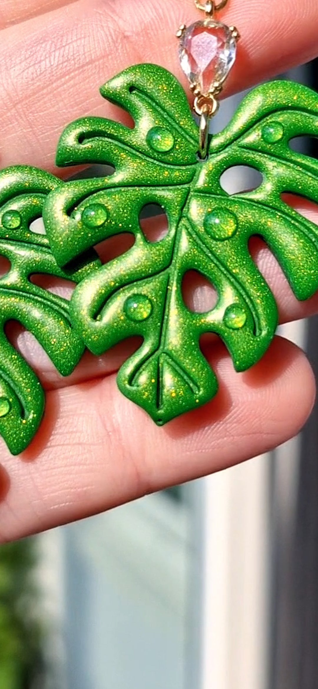 Monstera, grön med daggdroppar och skimmer