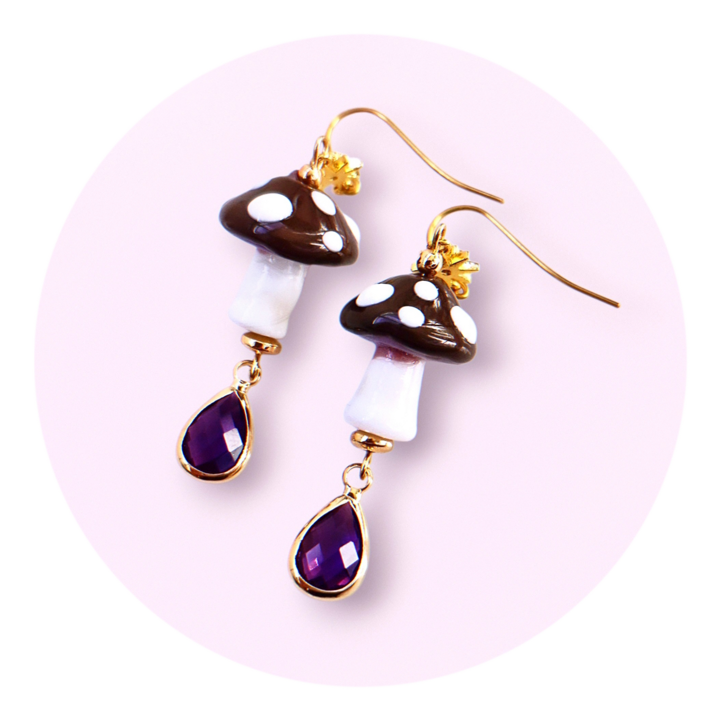 Mörkbruna flugsvampar med stjärnor och kristalldroppar