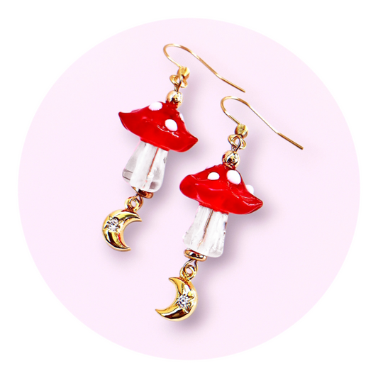 Röda flugsvampar med månar