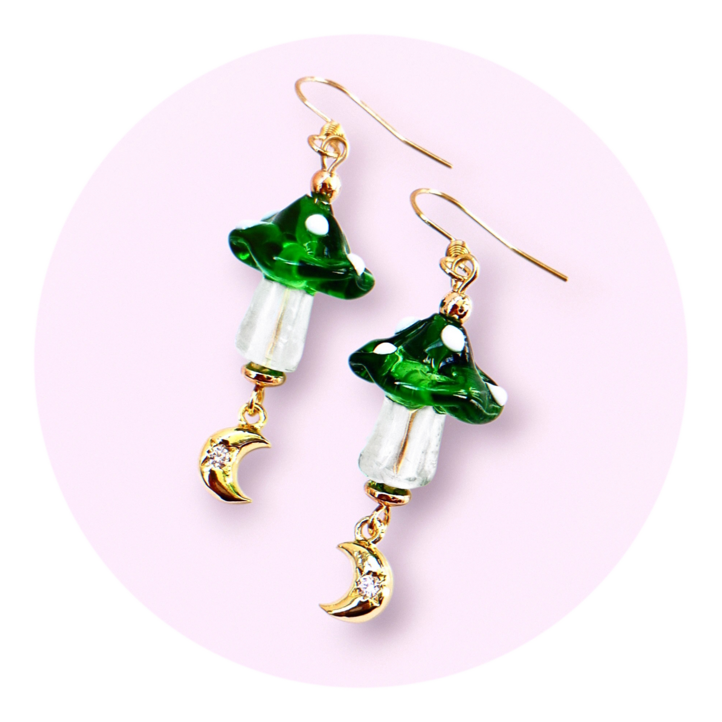 Mörkgröna flugsvampar med månar