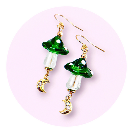 Mörkgröna flugsvampar med månar