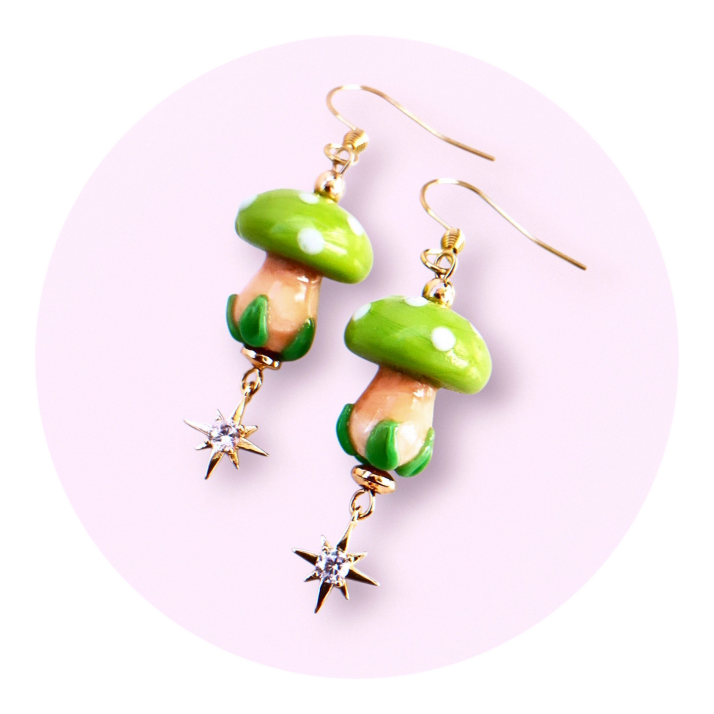 Ljusgröna flugsvampar med stjärnor