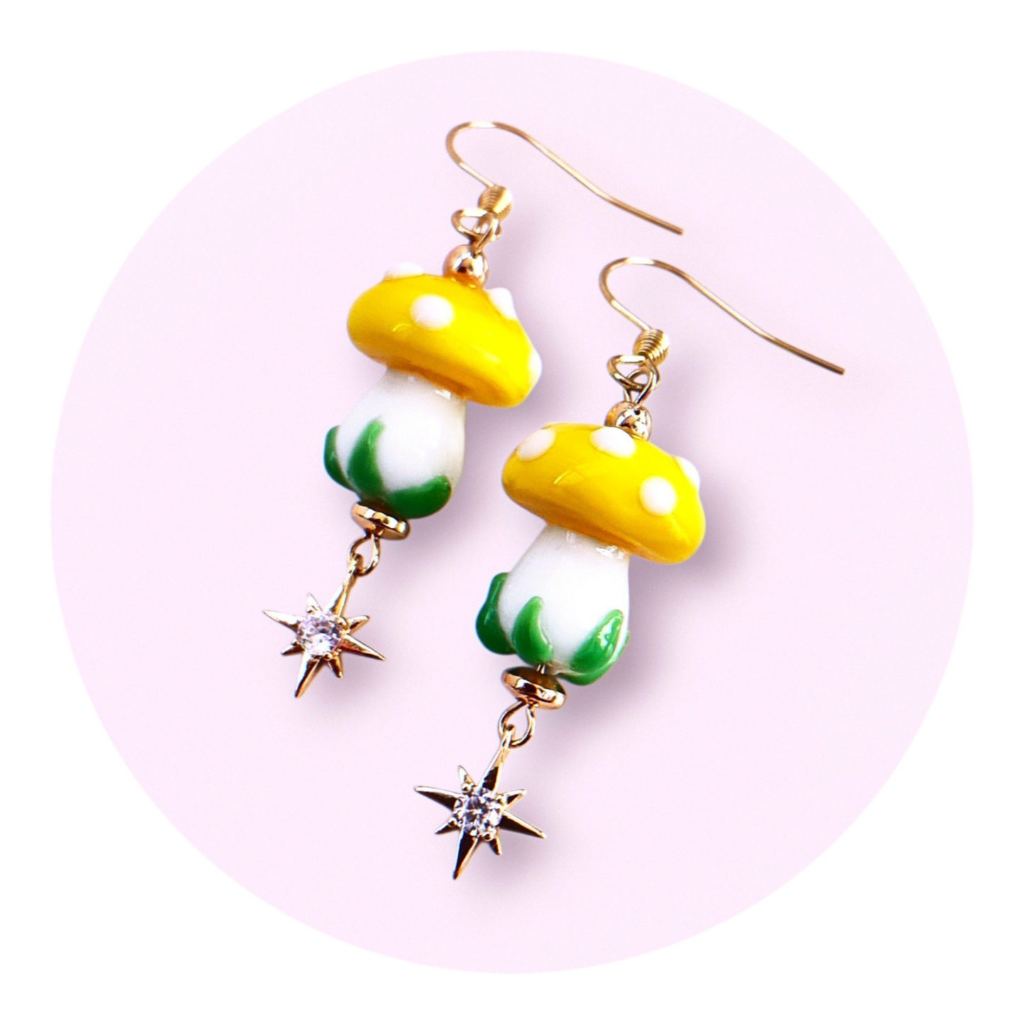 Gula flugsvampar med stjärnor