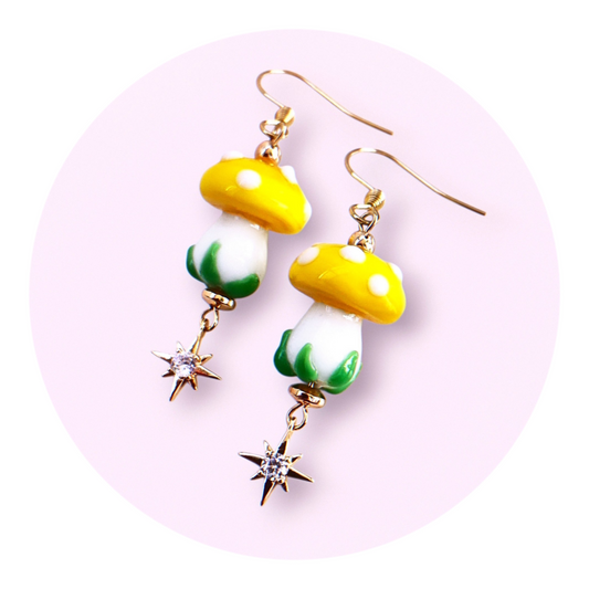 Gula flugsvampar med stjärnor