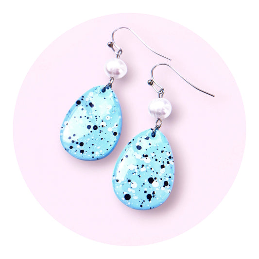 Påskägg med sötvattenpärlor - Ljusblå splash